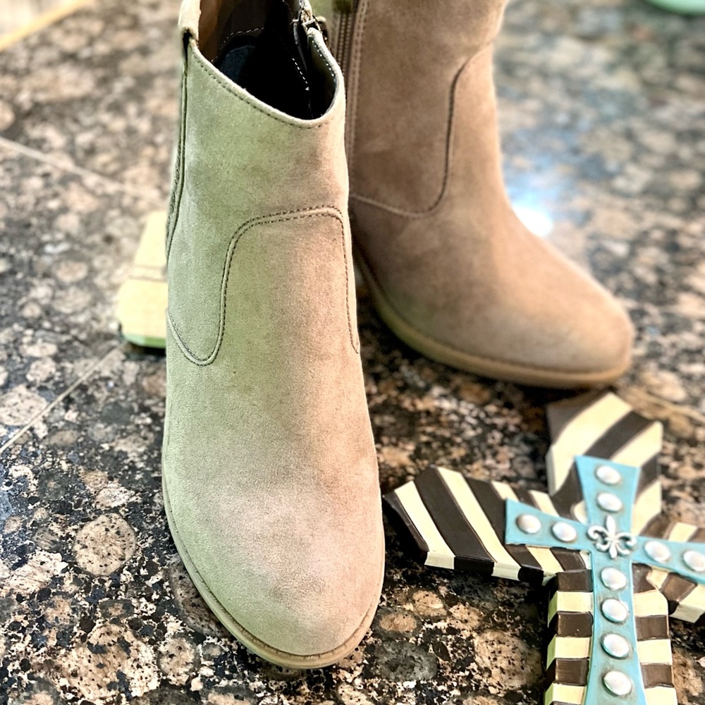 Jessica Cline booty boots.